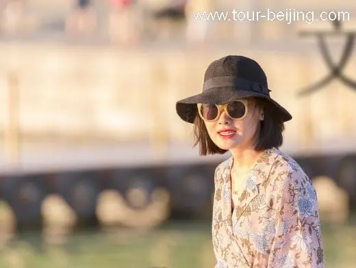 The clean and white girl with hat and glasses