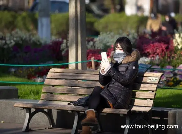 Move around wearing masks in Hangzhou, China