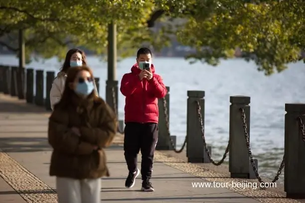 Move around wearing masks in Hangzhou, China