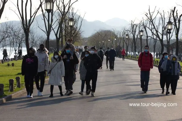 Move around wearing masks in Hangzhou, China