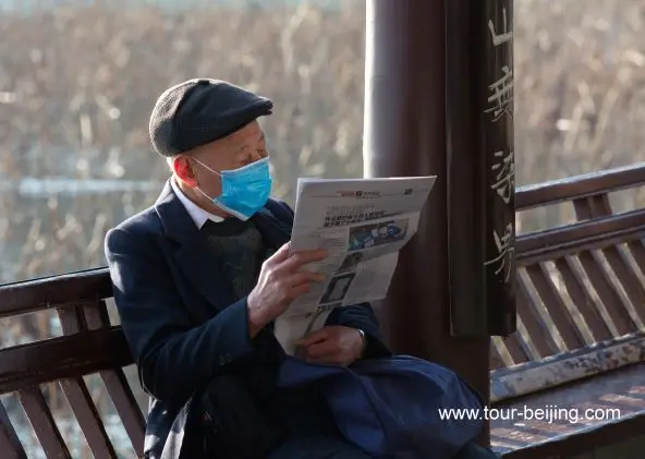 Move around wearing masks in Hangzhou, China