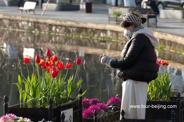 Move around wearing masks in Hangzhou, China
