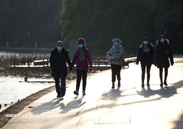 Move around wearing masks in Hangzhou, China