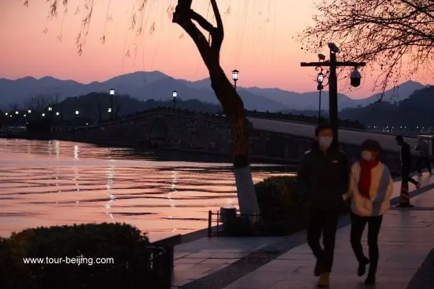 Move around wearing masks in Hangzhou, China