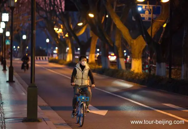 Move around wearing masks in Hangzhou, China
