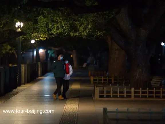 Move around wearing masks in Hangzhou, China