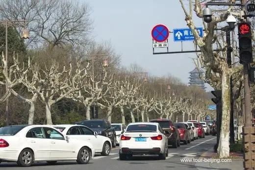 Smell the fragrance of West Lake Spring despite face masks