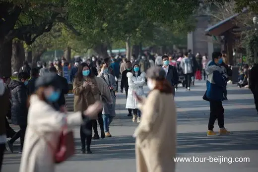 Smell the fragrance of West Lake Spring despite face masks