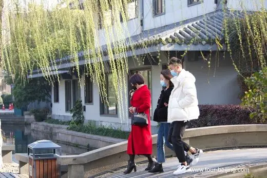 Smell the fragrance of West Lake Spring despite face masks