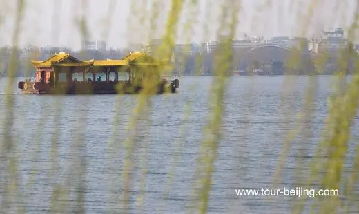 Smell the fragrance of West Lake Spring despite face masks