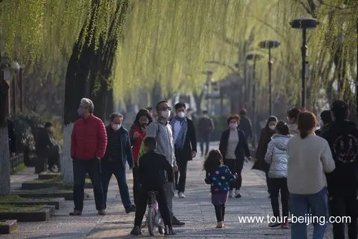 Smell the fragrance of West Lake Spring despite face masks