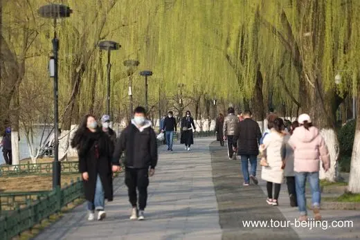 Smell the fragrance of West Lake Spring despite face masks