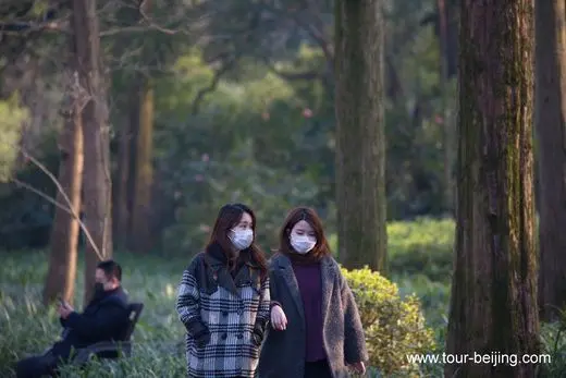 Smell the fragrance of West Lake Spring despite face masks
