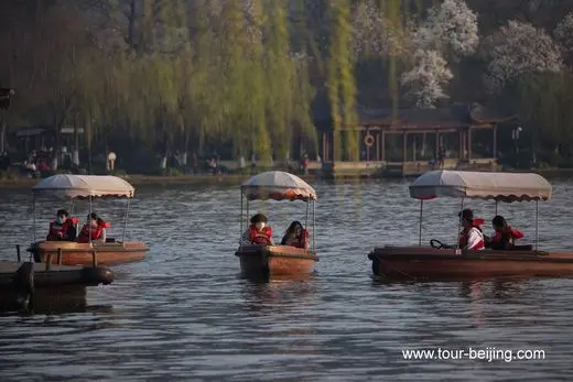 Smell the fragrance of West Lake Spring despite face masks