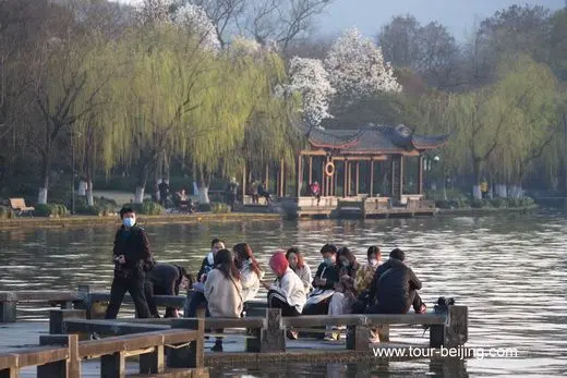 Smell the fragrance of West Lake Spring despite face masks