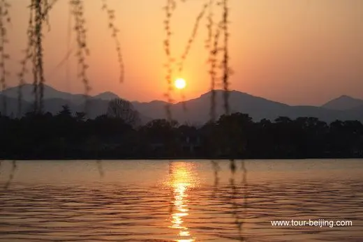 Smell the fragrance of West Lake Spring despite face masks