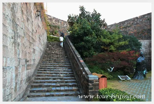 How to Visit Zhonghua Gate Nanjing (Tips, Photos & Maps)