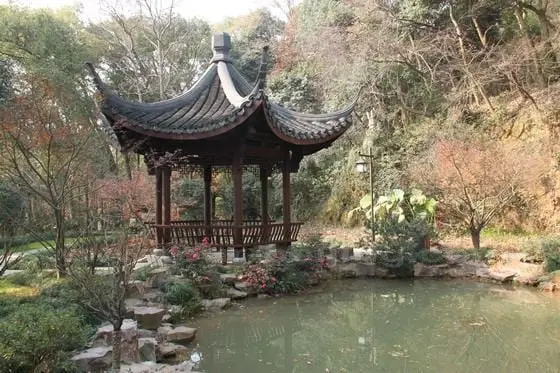 How to Visit Liuhe Pagoda