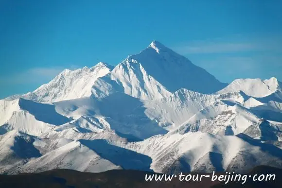 People can clearly see Mt.Everest from the platform on Gyawula Pass.