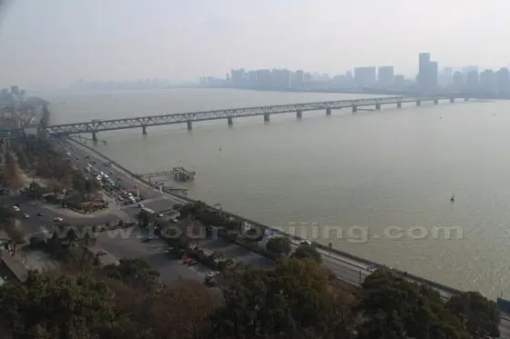 How to Visit Liuhe Pagoda