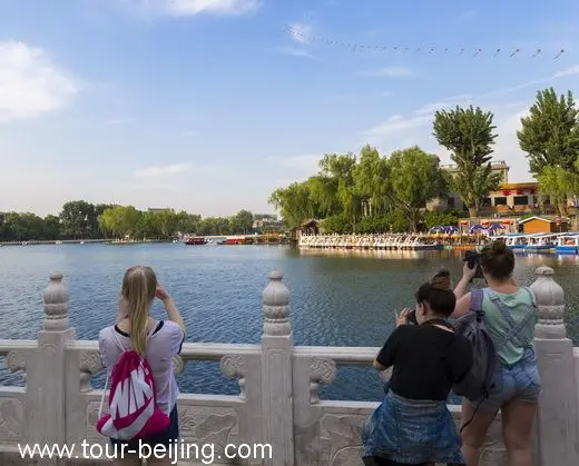 They snap pictures of the natural sights at Houhai.