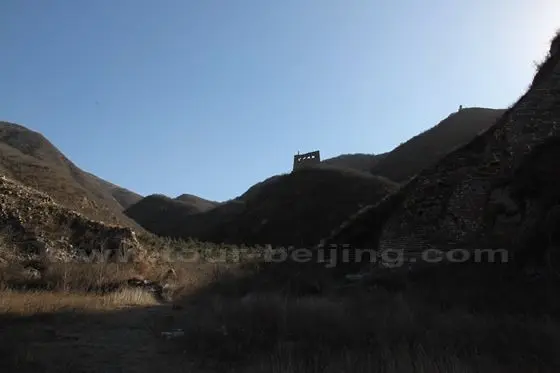 Huajiayao Pass with the independent tower in the middle.
