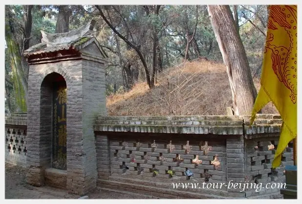How to Visit Huangdi Mausoleum (Tips, Photos & Map)