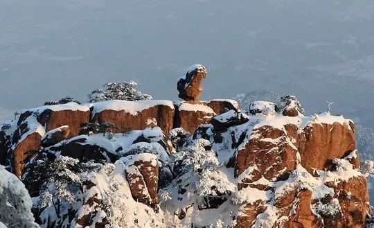 The Stone Monkey gazing over the Sea of Clouds despite of the snow