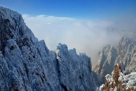 The white sea of white clouds