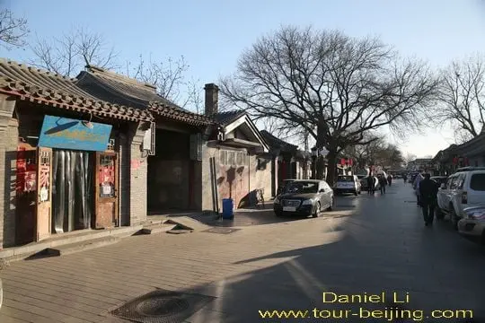 Walking from the west Huguosi Street to the east.