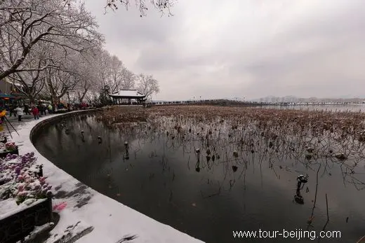 Snow Turns West Lake Hangzhou into a White Fairyland