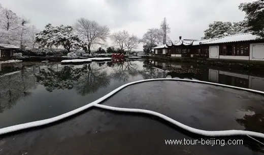 Snow Turns West Lake Hangzhou into a White Fairyland