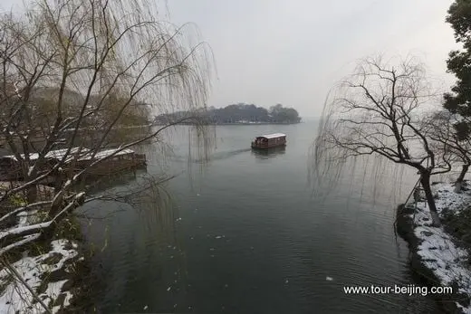 Poetic Winter Scenery Viewed from Su Causeway in West Lake