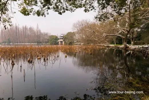Poetic Winter Scenery Viewed from Su Causeway in West Lake