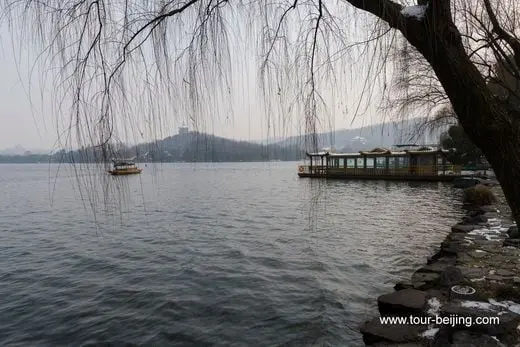 Poetic Winter Scenery Viewed from Su Causeway in West Lake