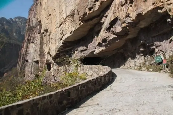 I get off the bus the entrance to the carved tunnel road.