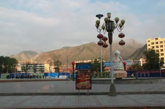 I saw some local residents dancing as kinda of morning exercises.