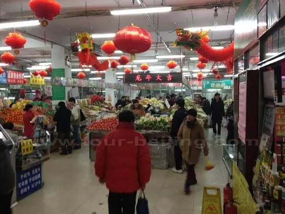 I'm entering Lejia Vegetable Market, an indoor grocerry in our Donghuashi Nanli Commnity.
