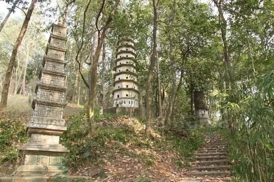 How to Visit Liuhe Pagoda