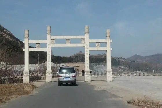 In half hour, we see a decorated entrance arch to the Wall.
