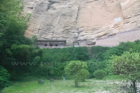 In the cliff cave on the midway there are several tea houses that used to the sites of the temples in the past.