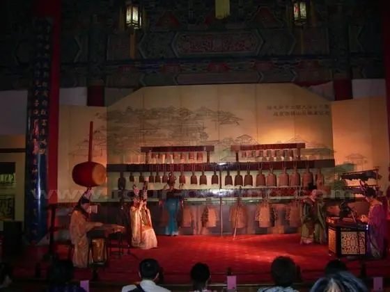 In the hall of the second floor, a Ming music performance is held at a fixed time everyday