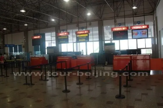 In the middle of the terminal building is the security check through which you enter the waiting area for departure.