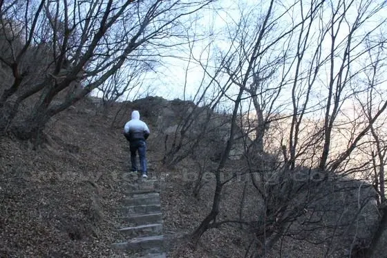 It is an easy walk up to the platform on the southern hillside.