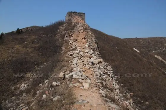 It is not easy to hike on the rubble of the wall.