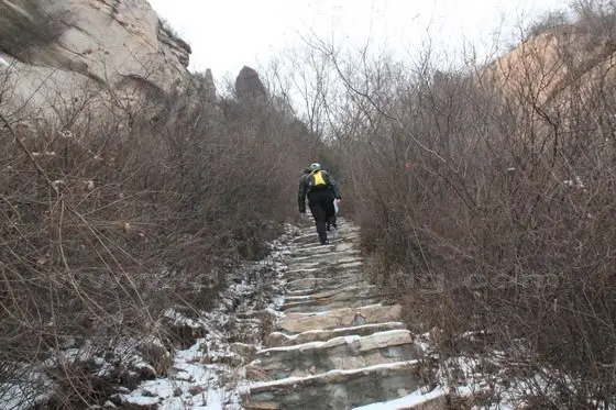 It is not easy to hike along the steep path.