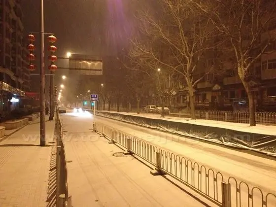 It is still snowing at the time of pictures taking.