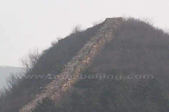 Jiangjunguan Great Wall is fitfully linked to Huangyaguan Great Wall. It is said that it takes about 18 hours' hike between the two bits of the Wall.