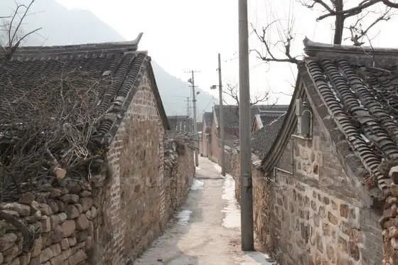 Jiangjunguan Village is one of the villages in Beijing which still keep its traditional and pristine structures - made of stone walls, tiles and dirt roads.
