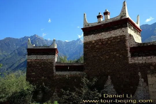 Jiarong house parapets